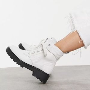 UGG Darren Boots Women’s US 8.5 White Black Embossed Snake Logo NEW with Box